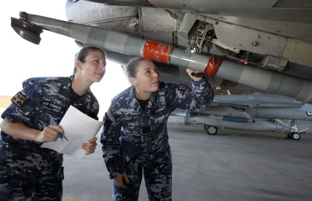 美国空军兵源告急！取消所有身高限制，希望女飞行员上五代机服役