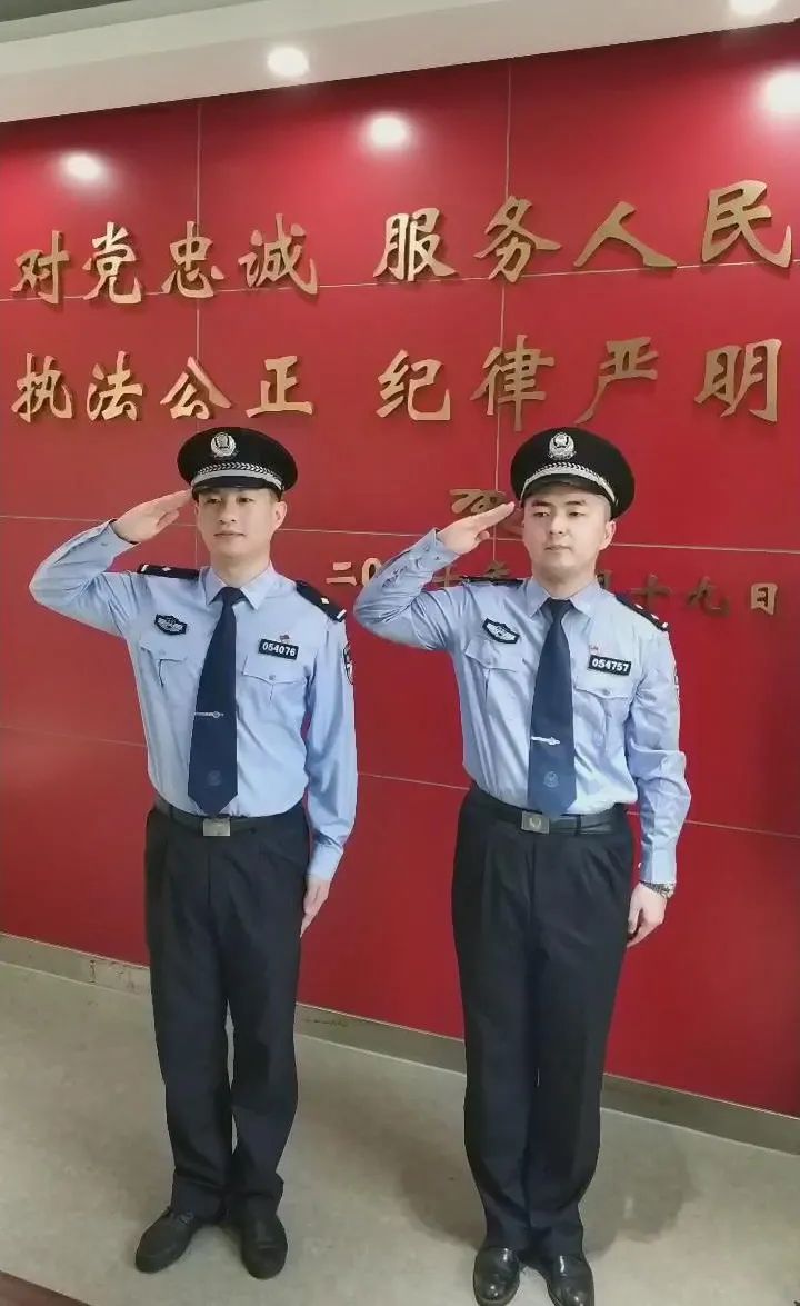 向警旗敬礼
