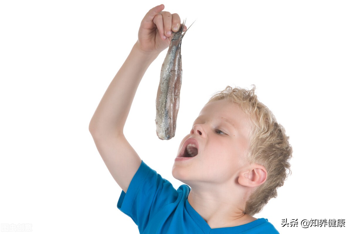 吃魚的孩子更聰明，這是真的，專家專門研究證實了