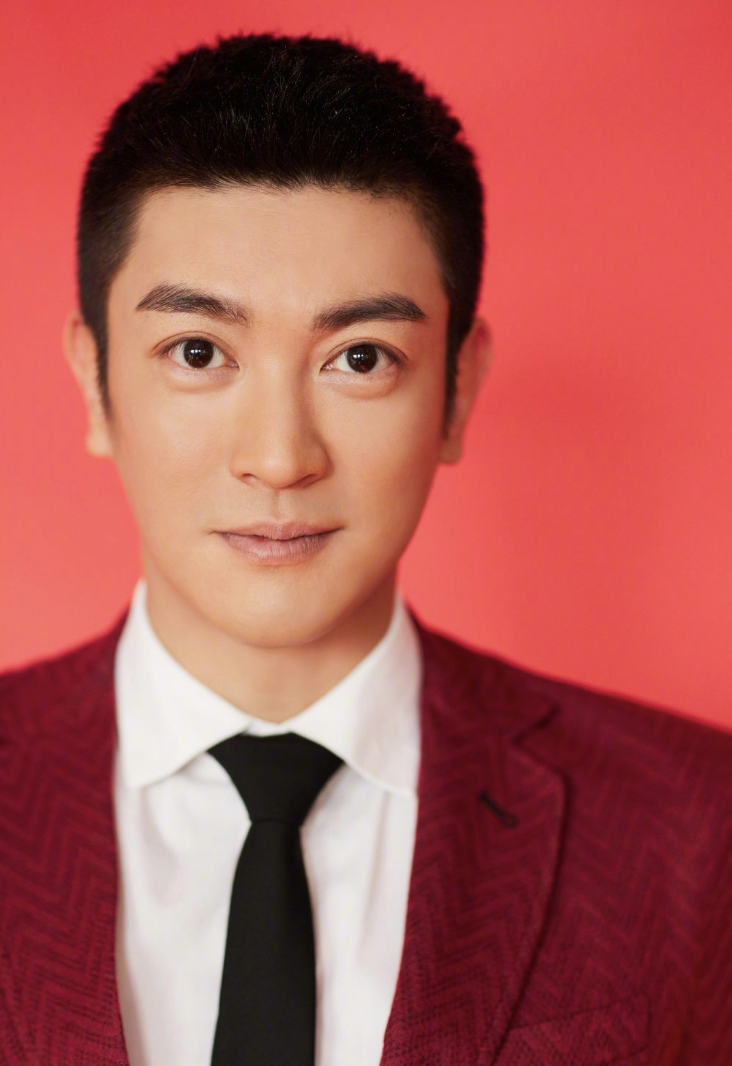 霍思燕晒儿子吃雪糕，嗯哼近期瘦出瓜子脸，网友直呼越来越像杜江