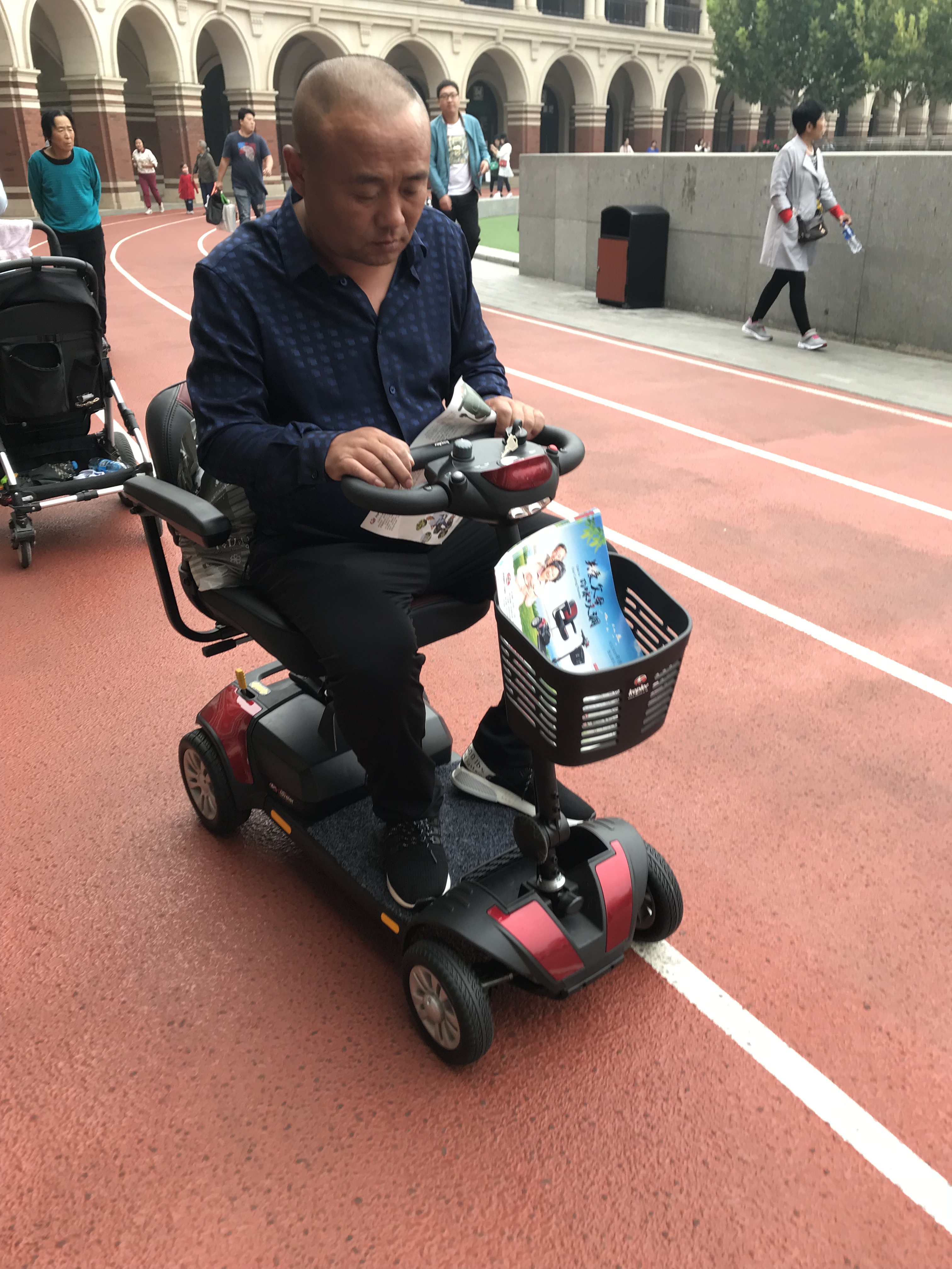 夏季来临，如何更好地维护好老年代步车的电池（开天乐代步车）