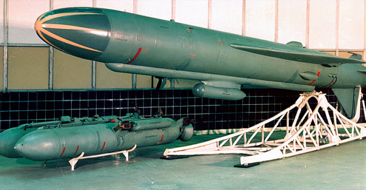 核潜艇沉没，艇员爬进鱼雷管逃生，幽闭空间让人胆寒，生路在哪？