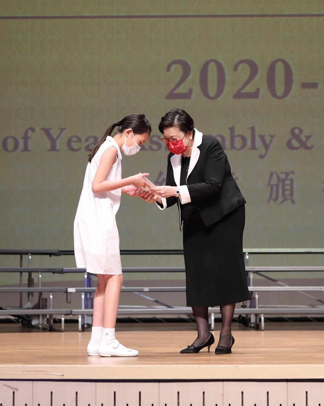 郭可盈女儿小学毕业，11岁津津就读星二代名校，连续三年学科冠军