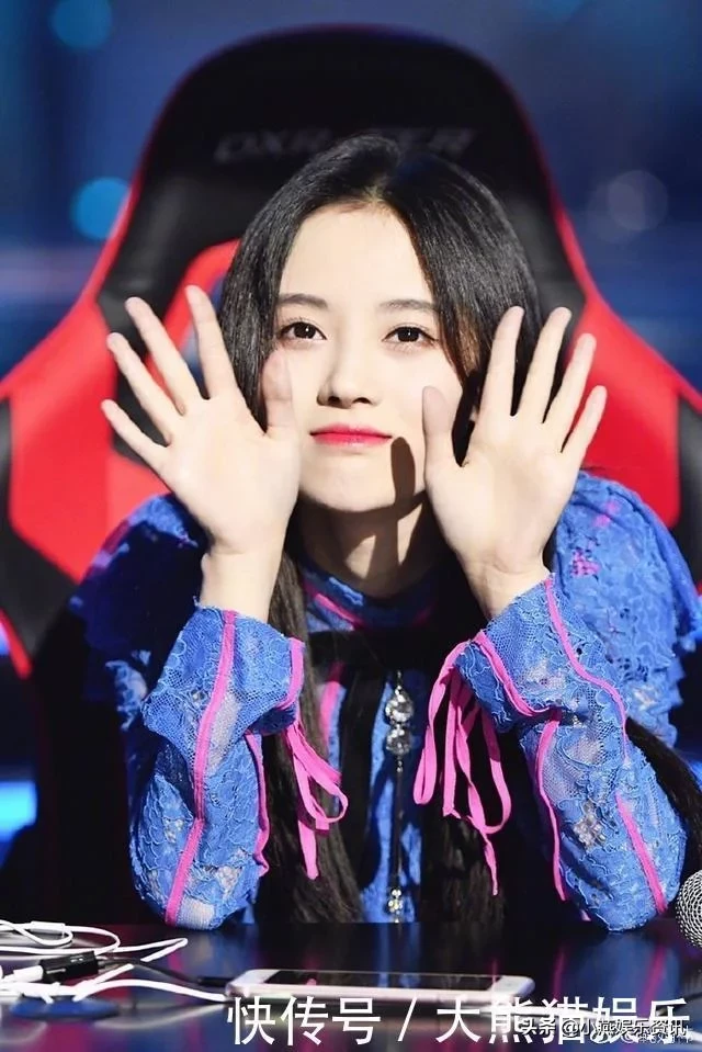 23岁鞠婧祎与25岁迪丽热巴，同穿蕾丝连衣裙，风格差别真大