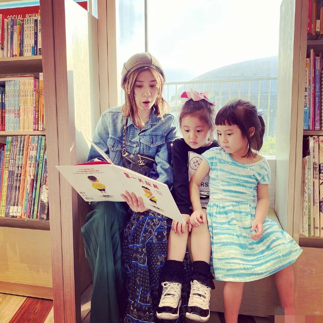 賈靜雯全家統一換髮型，修傑楷被剃成陰陽頭，梧桐妹露額頭超像媽