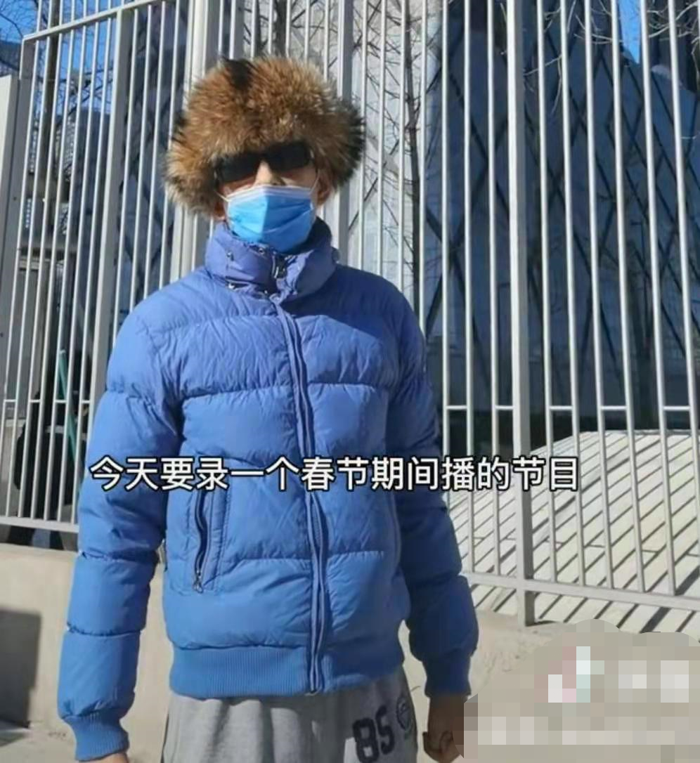 51岁阿宝身体不好？骨瘦如柴走路不稳，羽绒服超紧身家里脏乱差