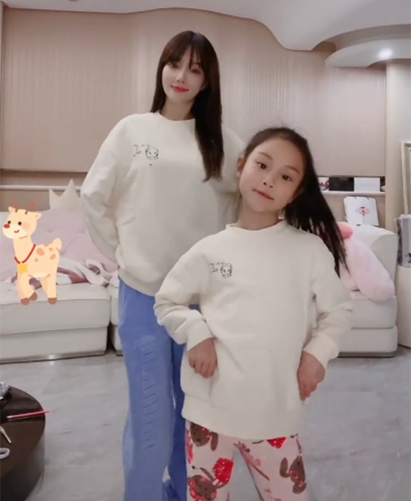 李小璐與女兒同框跳舞，母女穿親子裝像極姐妹花，甜馨越長越漂亮