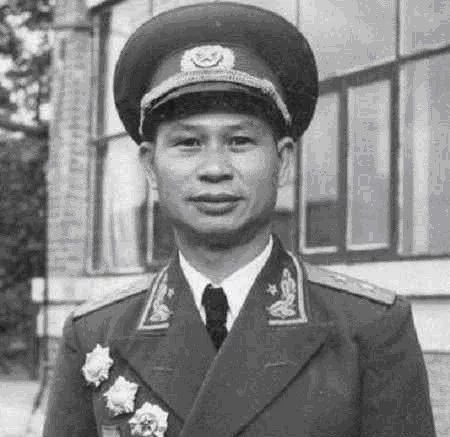 此人个子太矮参军被拒，出征前妻子要求离婚，