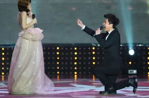 贾乃亮见证路人浪漫求婚，转身直接哭泣，这段感情他始终没有放下