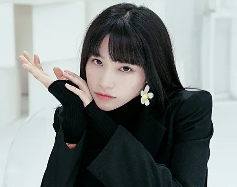 青你2选手挡纹身出奇招，乃万用遮容笔，林凡用白胶布，小薇机智