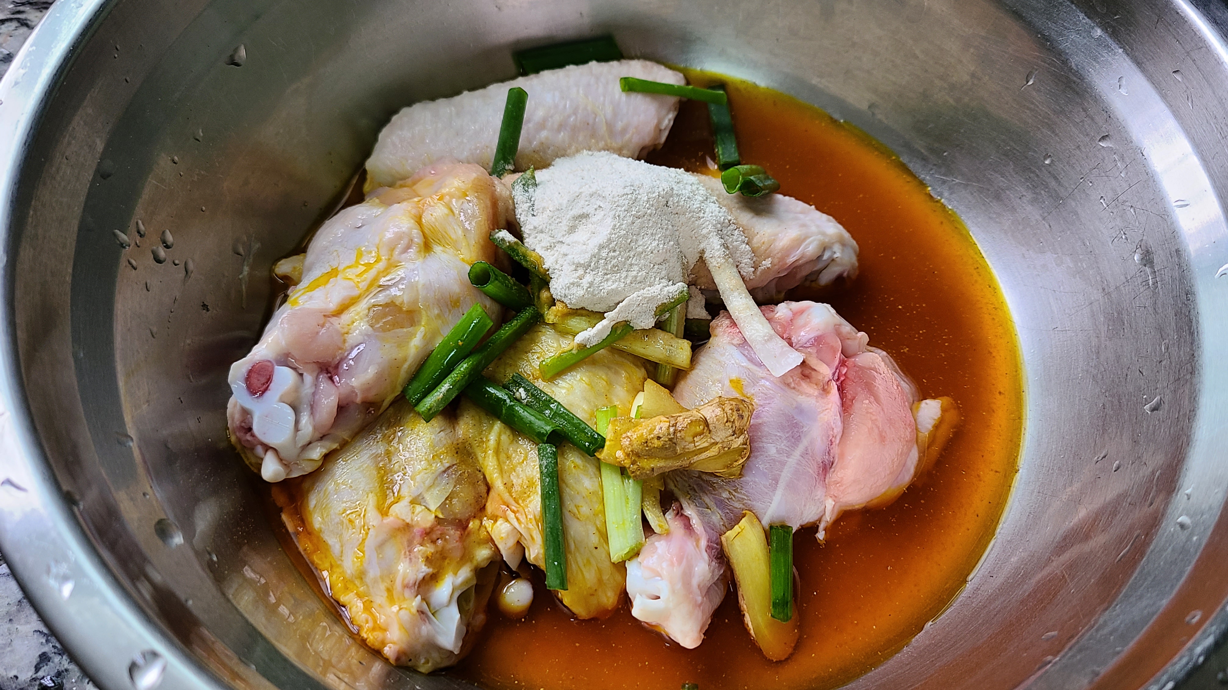 广东盐焗鸡翅的做法，教你轻松做出来，咸香好吃，吃着太爽了