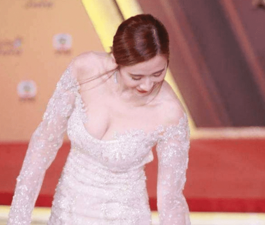 她因长得太美被处处打压，在TVB当了16年配角，如今36岁美到犯规