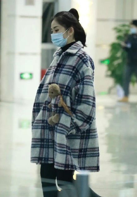 谢娜挺着二胎孕肚走机场，穿格纹大衣难掩明显孕相，双腿依旧纤细