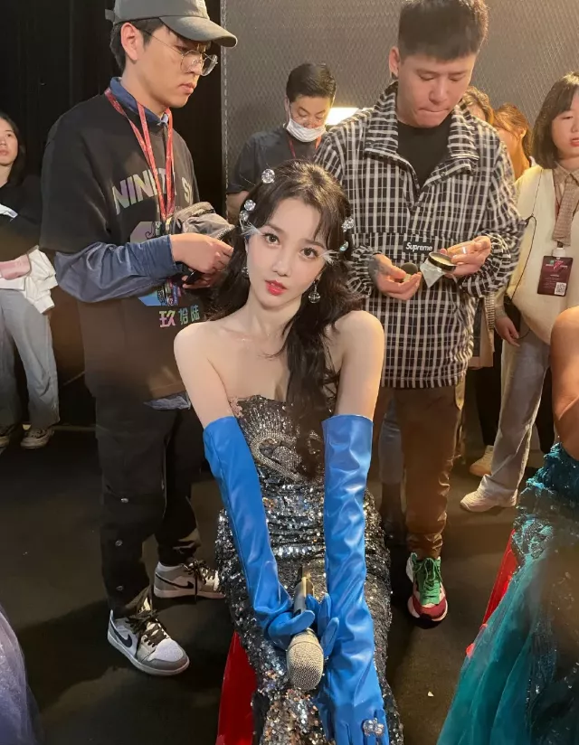 娱乐圈塑料姐妹情:钱可以一起挣,饭可以一起吃,但老娘必须最美