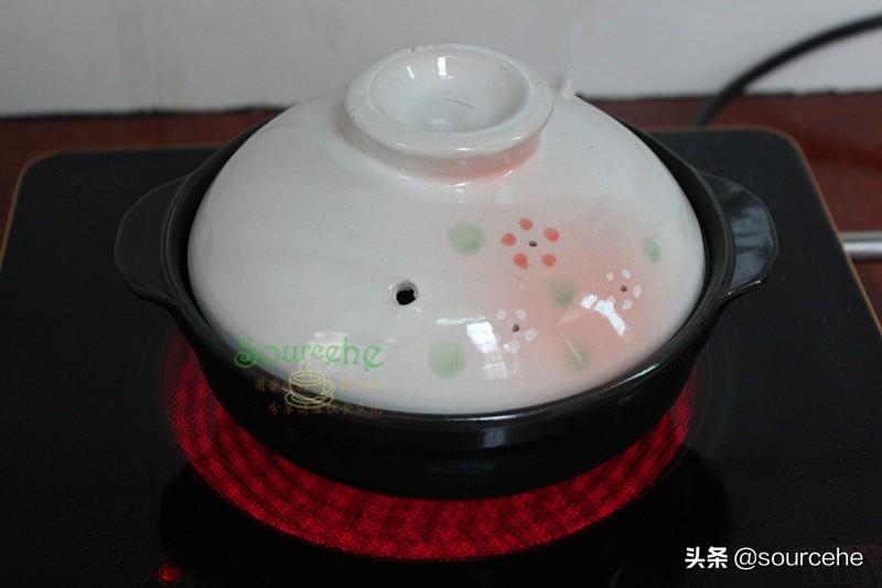 天冷就饞砂鍋煲，魚肉和土豆燉一燉，鮮香味美，熱乎乎很暖胃