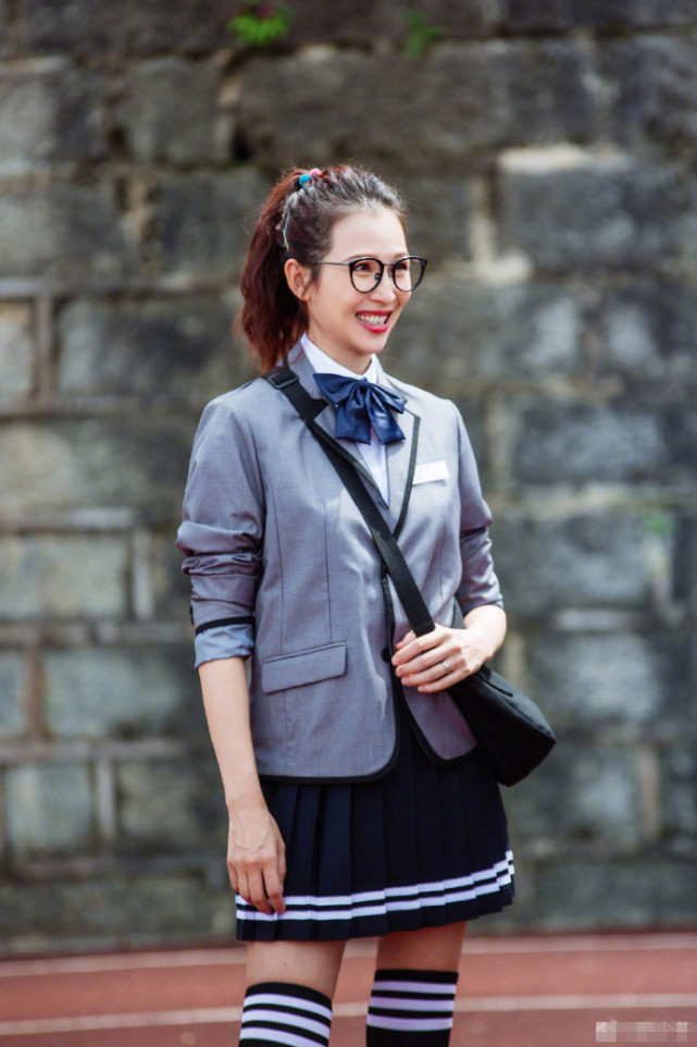 蔡少芬张晋穿学生装甜蜜放闪，夫妻俩逛操场骑单车，宛若校园情侣