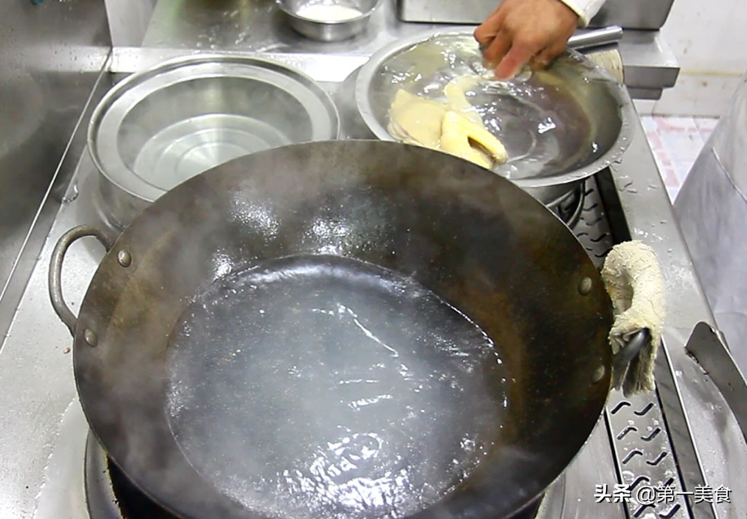 廚師長教你這樣做白斬雞，雞肉鮮香美味，原汁原味，看著就流口水