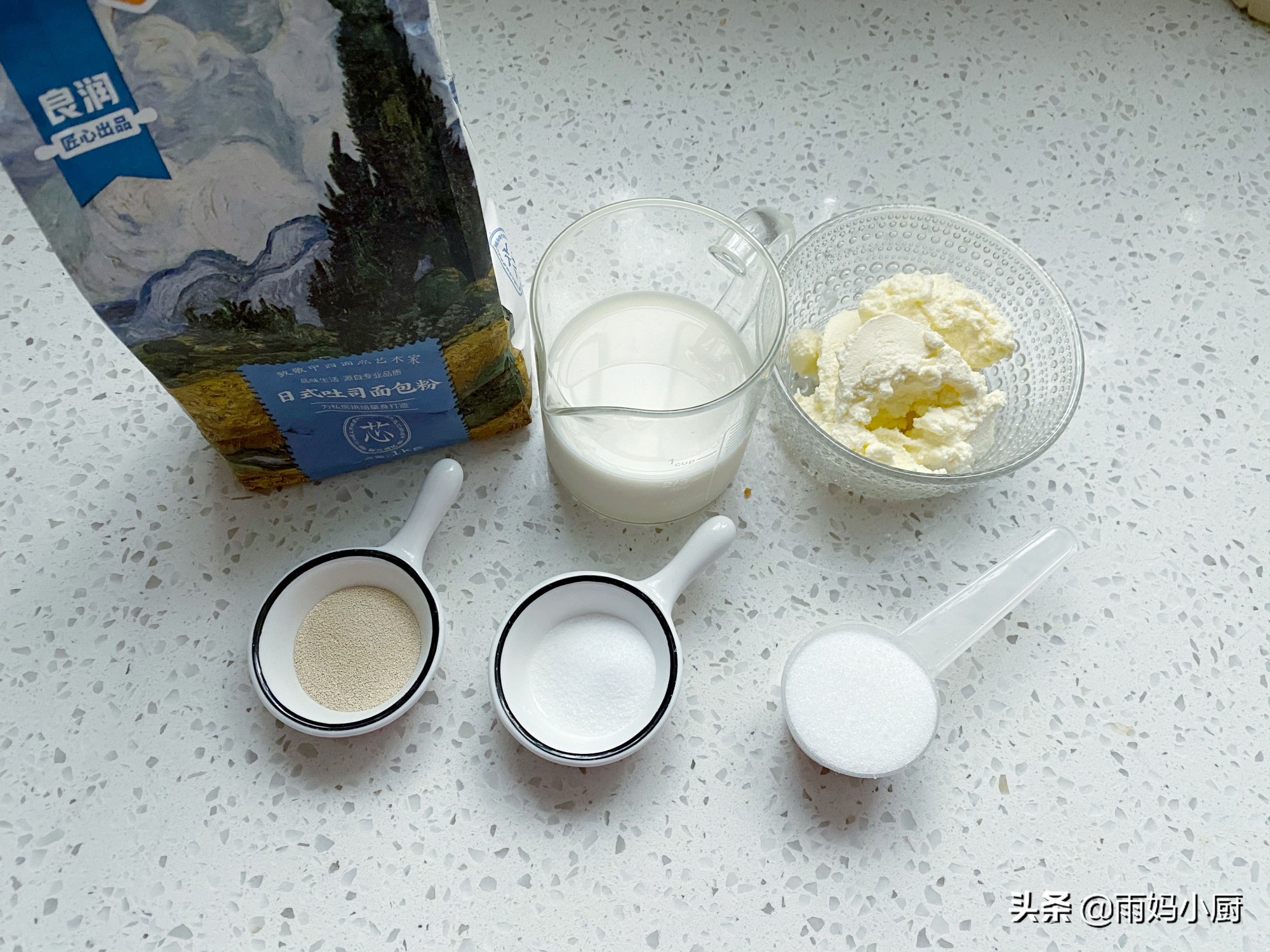 春天愛吃的早餐，奶香濃郁的牛奶哈斯早餐包，香氣四溢又鬆軟