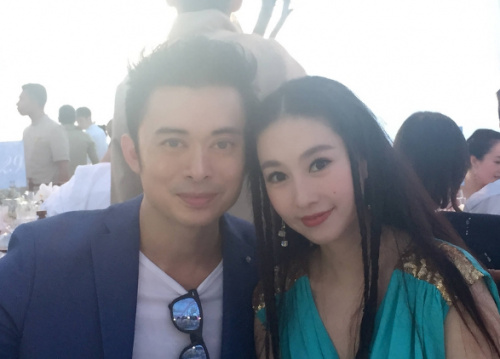 樊少皇二胎喜得小女兒，倆女兒穿公主裙，一家四口三美女