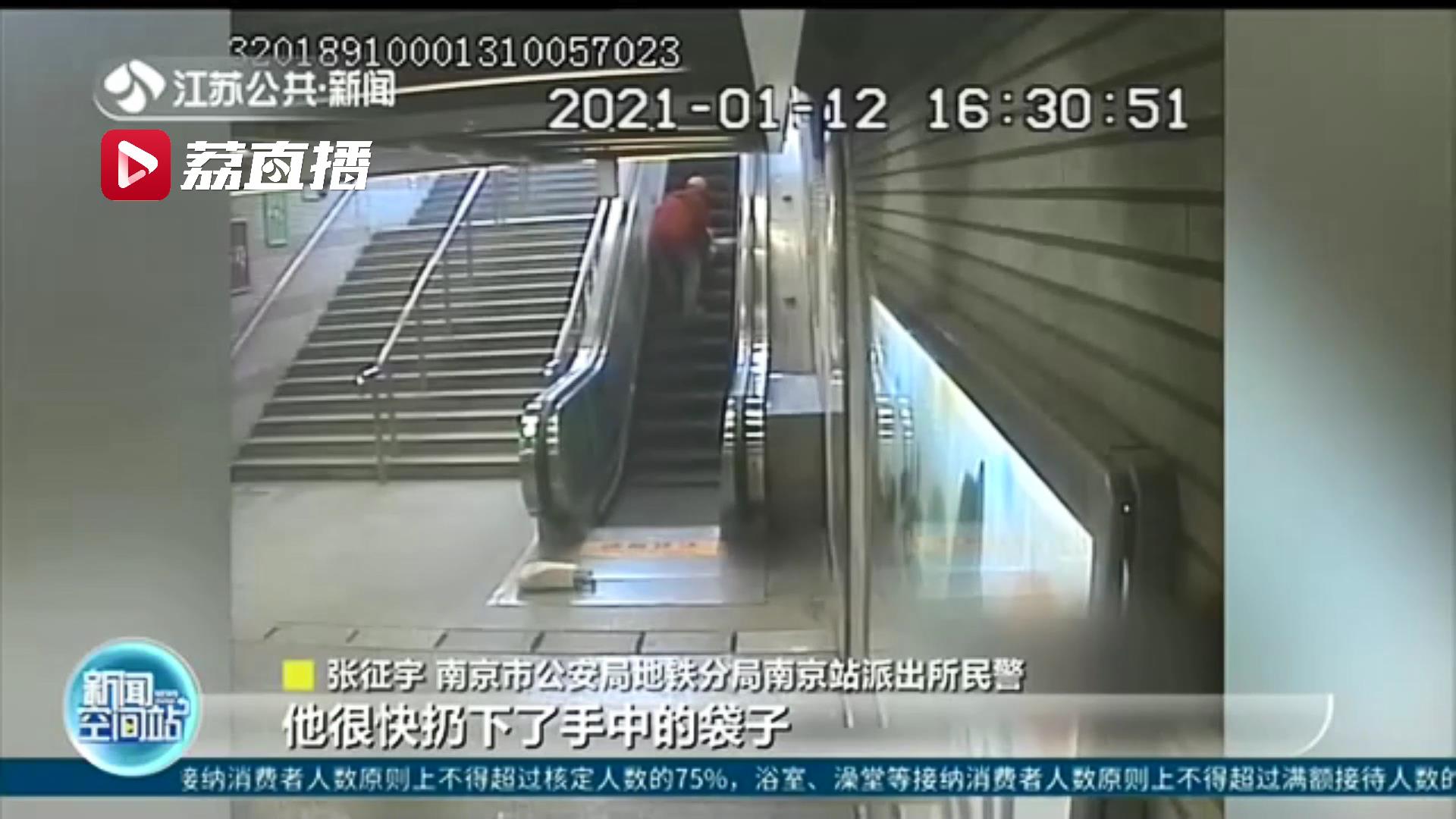 注意安全！乘客坐电扶梯摔倒 热心市民伸援手