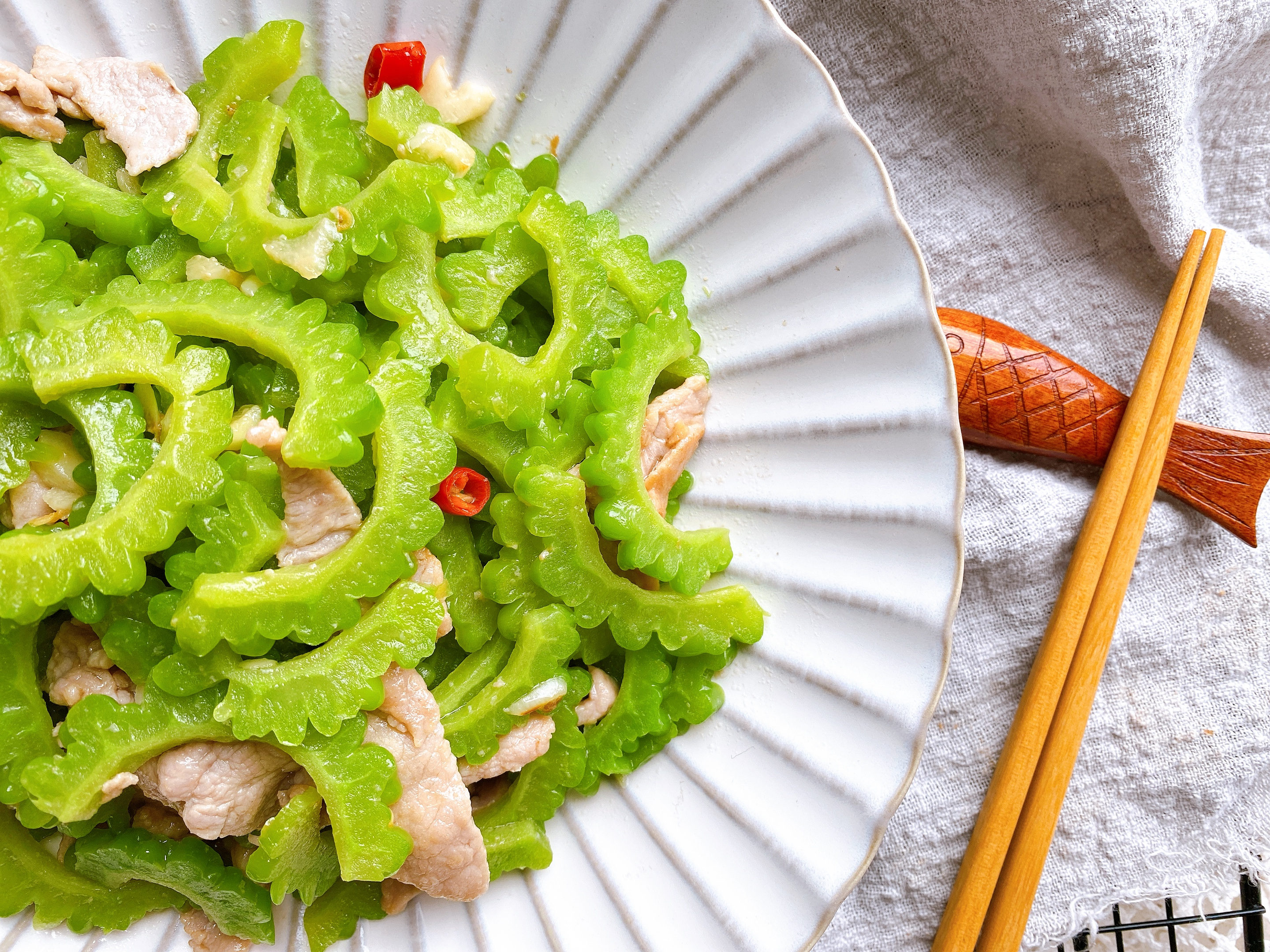 苦瓜好吃有訣竅，多做2步，爽口不苦，清熱降火，適合炎熱的夏天