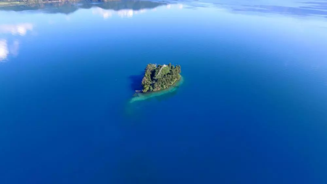 Coming to Lugu Lake will make people wonder if they are willing to forget the time and forget themselves in their dreams