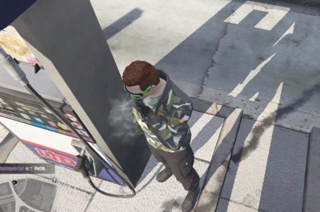 《GTA5》物理细节演示，在加油站吸烟会发生什么？模拟现实
