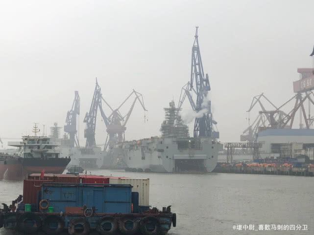 国产4万吨巨舰迎来关键时刻！舰岛冒出滚滚白烟