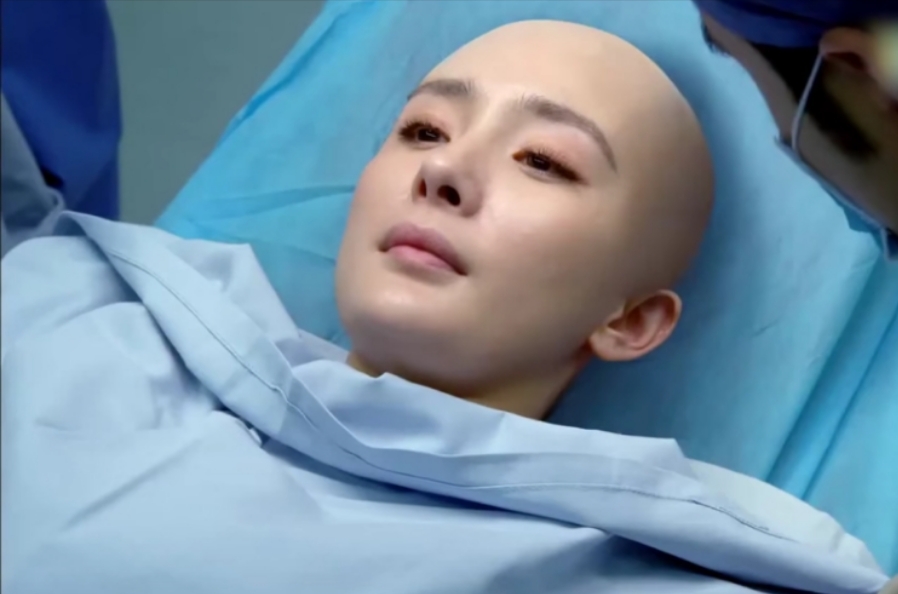 张馨予当众露光头撞脸范冰冰？自嘲像卤蛋，网