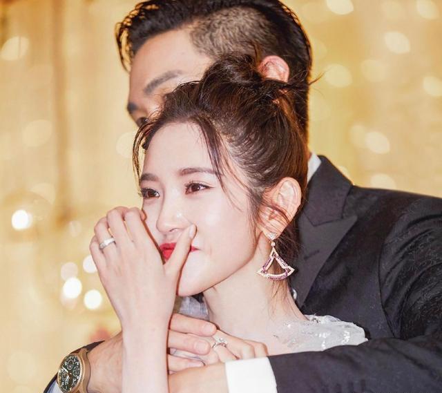 唐艺昕产后出院！张若昀手抱孩子现场派发红包