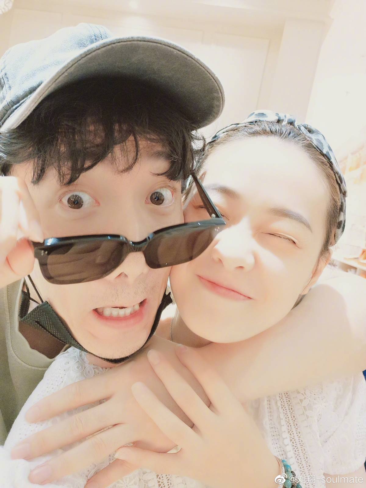 刘翔晒照庆38岁生日，紧搂二婚妻子贴脸秀恩爱！高雅餐厅彰显财力