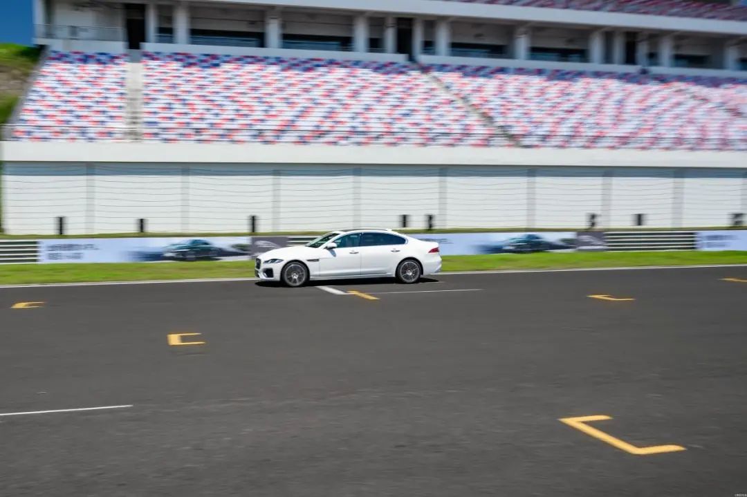 内饰大改，赛道试驾捷豹XFL