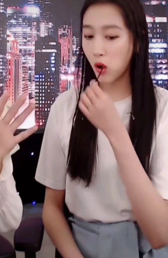 关晓彤直播吃西瓜，谁注意她把叉子放在哪儿了