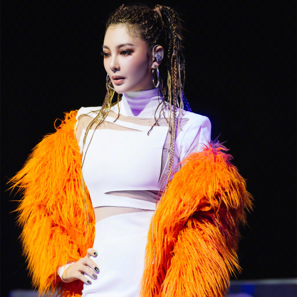 有一种严格叫张雨绮，训练时戴矫正带，前后对