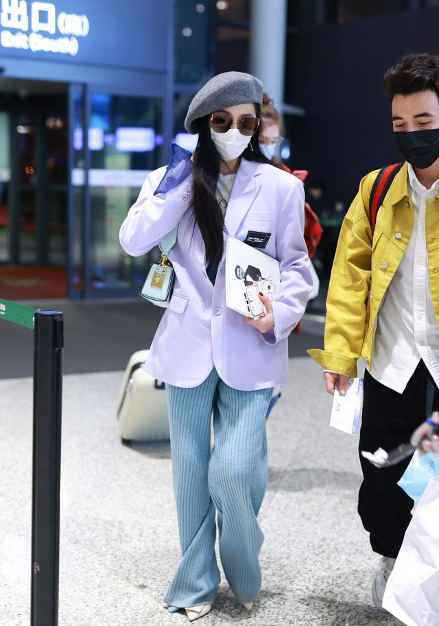 范冰冰不愧是“时尚女王”，紫色西装配针织裤