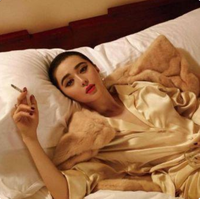 范冰冰抽烟被曝光，眼神魅惑手法娴熟太迷人，网友：一看就是老手