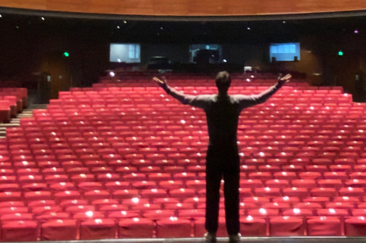 13歲天天曬照支持張亮話劇，身高超170，背影和爸爸分不清