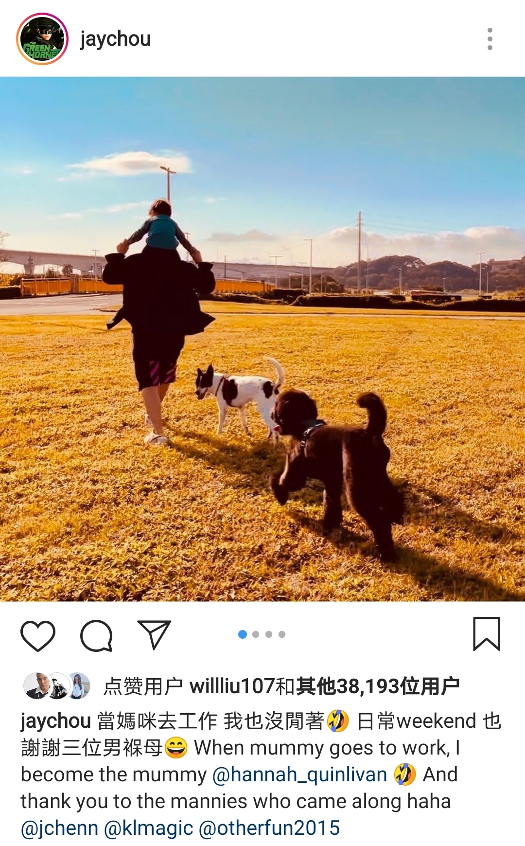 周杰倫變超級奶爸，扛著兒子漫步父愛滿滿，女兒彩虹下比耶​​超可愛