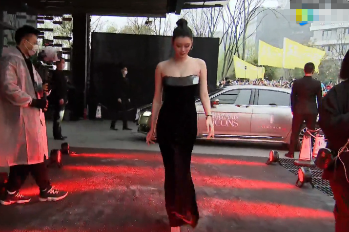 32 years old of Xi Mengyao walk along Ba Sha red carpet, without beautiful Yan Jing the head is placed pat, this lays a plan I was not misreaded