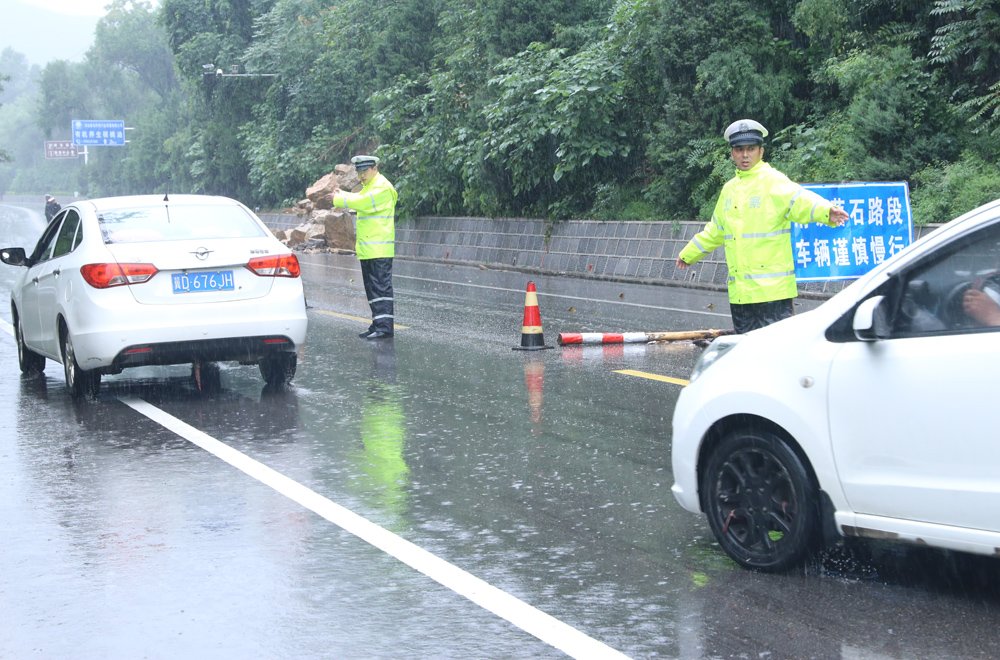 汛情就是命令 邯郸市交巡警支队全力保障全市道路交通安全畅通