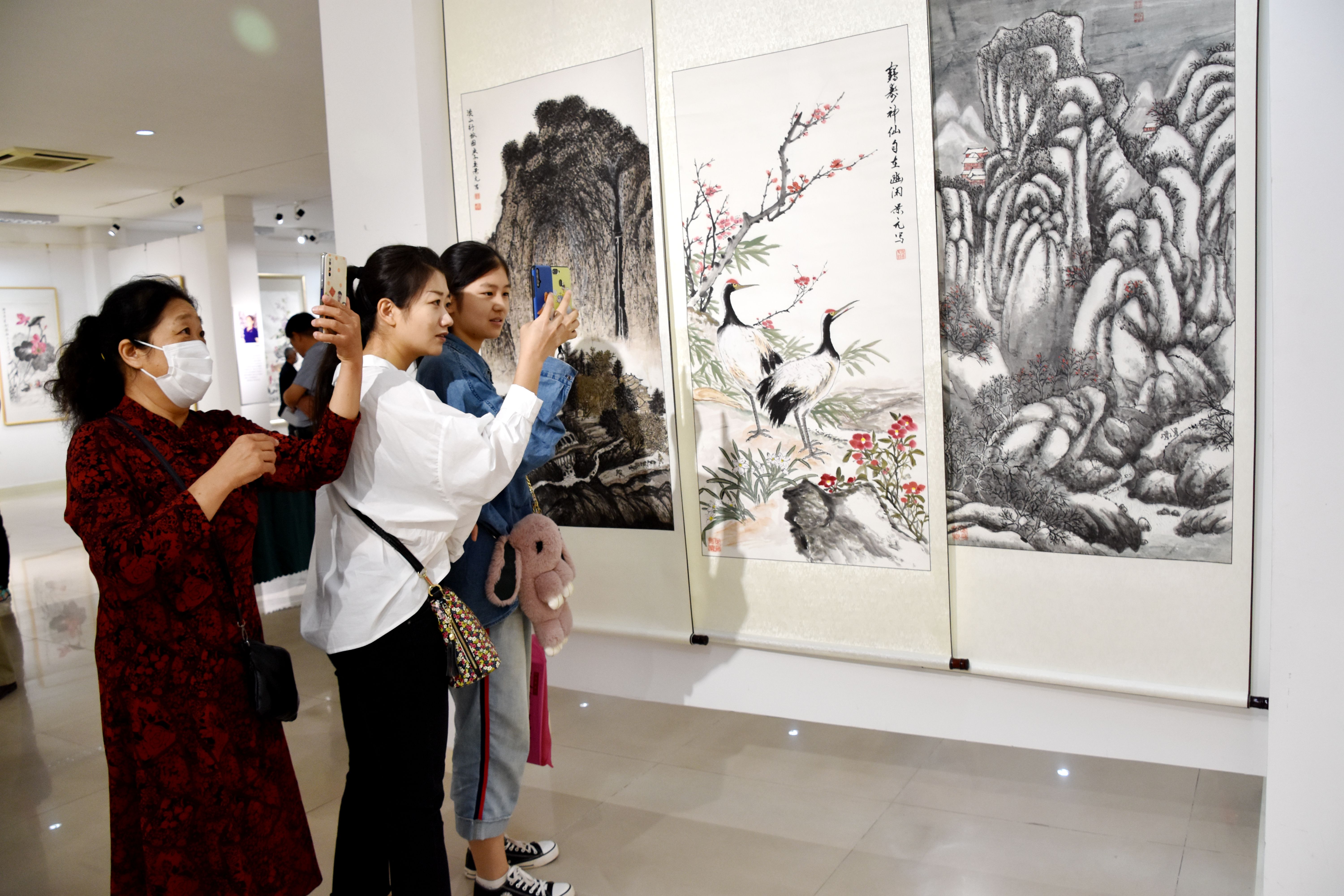 庆“十·一”七人书画作品展在郭味蕖美术馆隆重开幕