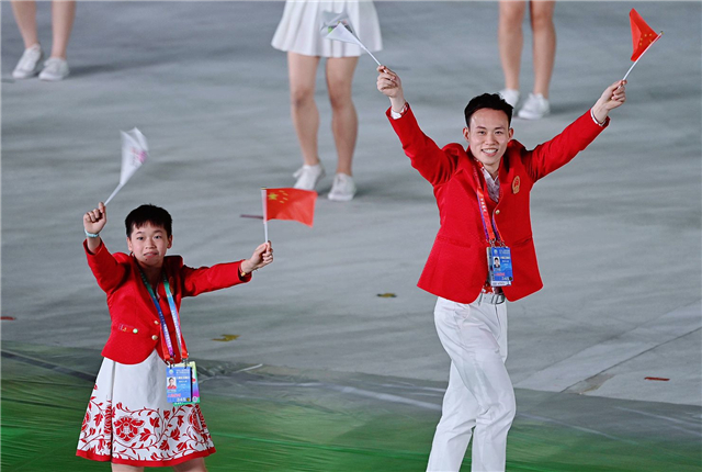 1米4全红婵合影太逗！身后2米朱婷，紧挨200斤巩立姣，红姐太娇小