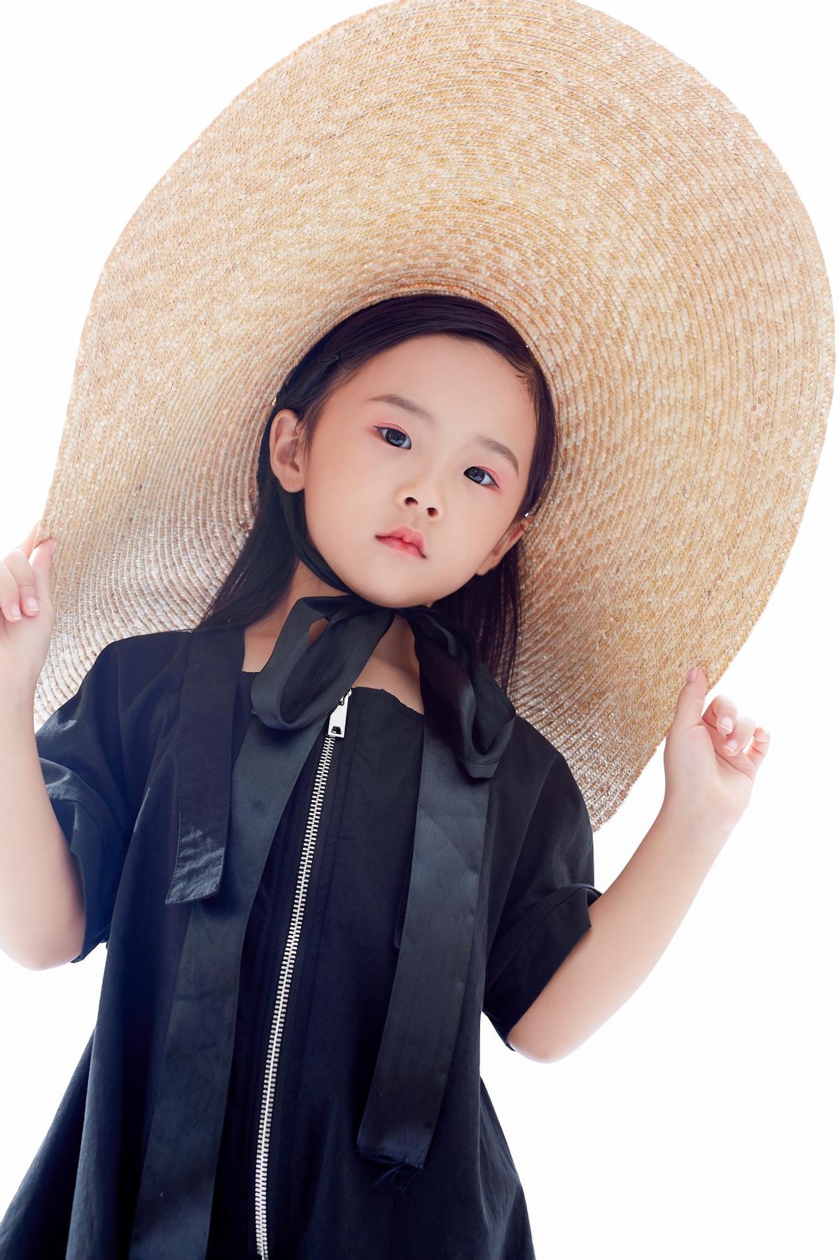 怀化赛区金灵荣获2021CATC国际童模盛典全国网络人气偶像奖