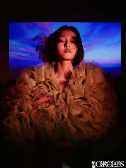 张韶涵穿“浴球”纱裙拍大片，层层堆叠太梦幻，眼神迷离气氛暧昧