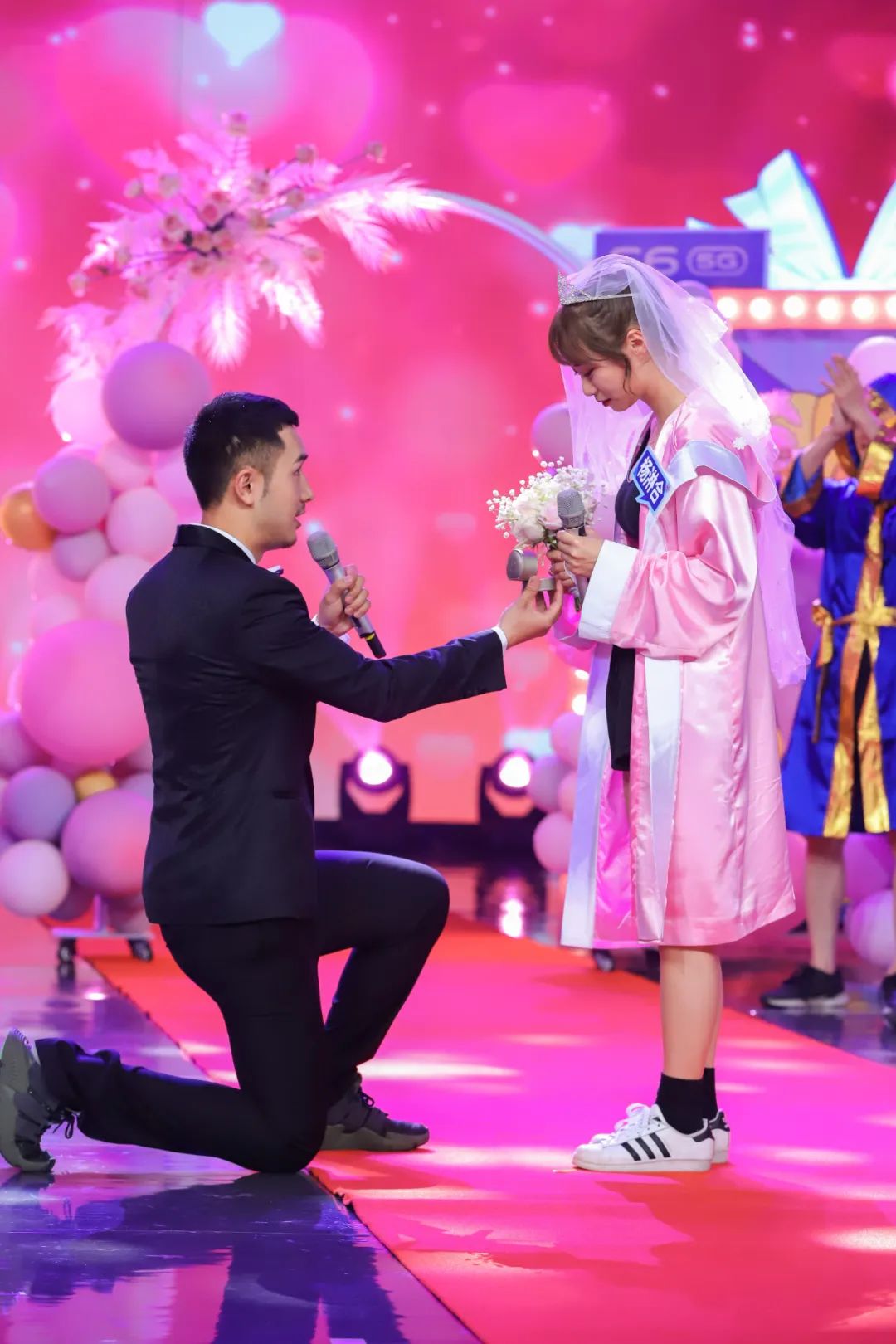《快乐大本营》“护士节特别节目”致敬医护天使 获人民日报点赞