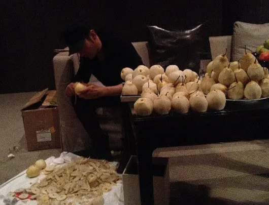 黄晓明为6秒镜头削2千个梨，网友质疑太假，尹正