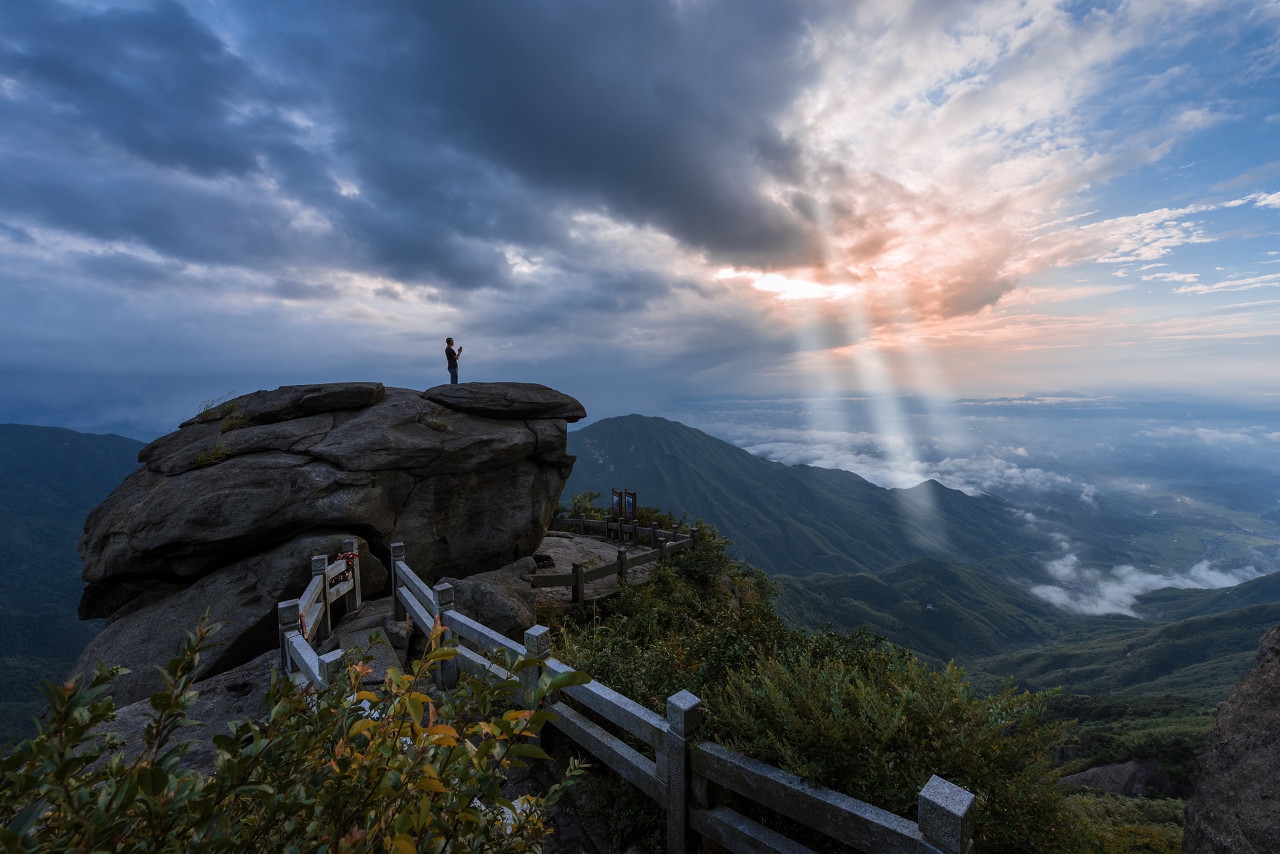 衡山高度(天柱峰为衡山七十二峰之一，海拔1061米)