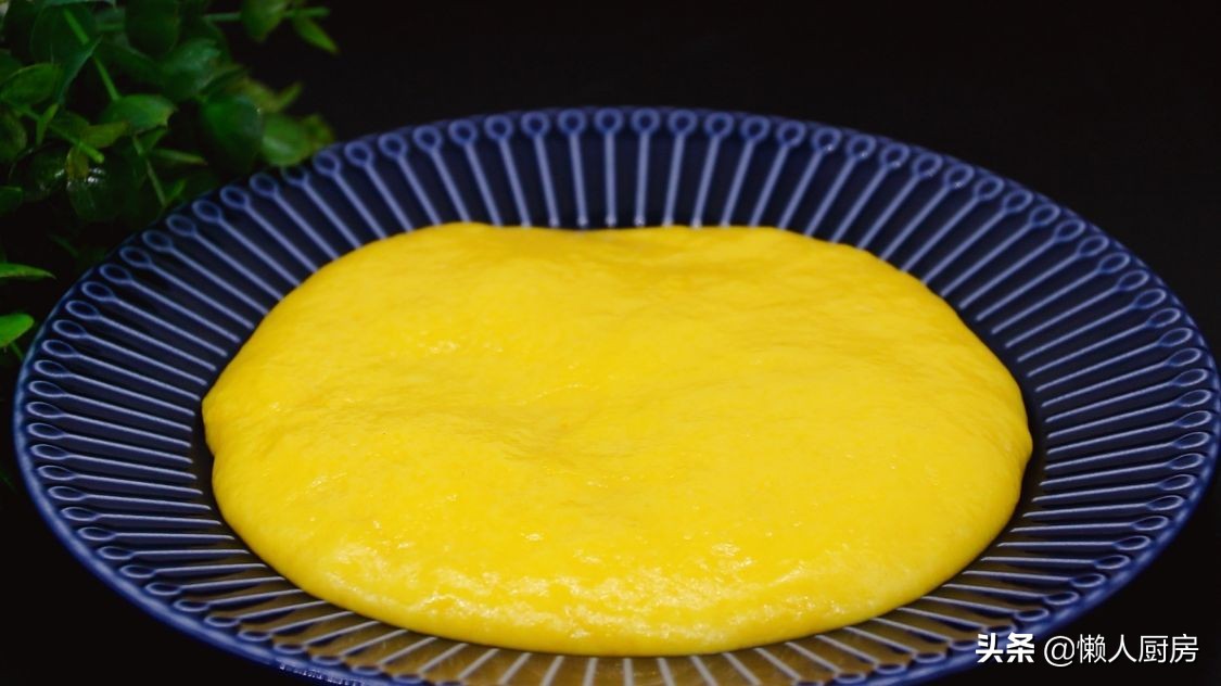 雞蛋和澱粉一起炒，不粘勺子，不粘盤子，吃起來軟糯香甜