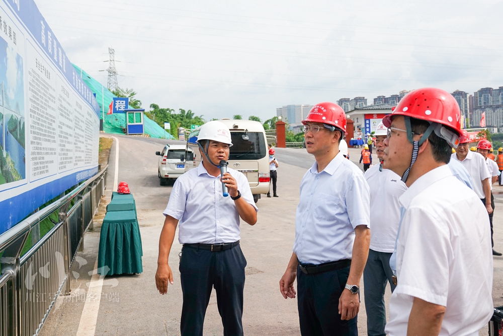 余先河慰问渝昆高铁一线建设者：推动泸州段项目高标准高质量建设