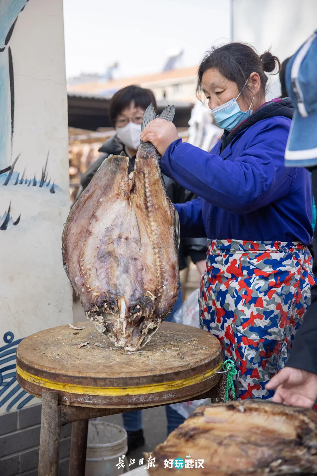 把腊肠和腊鱼串一串，串一个同心圆来过年